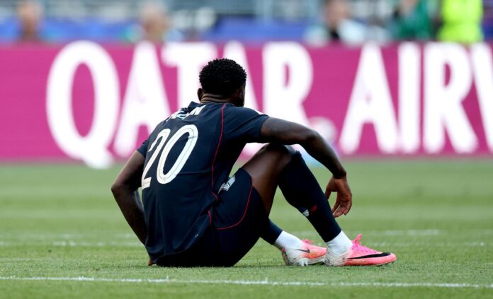 A pesar del escándalo en el Mundial donde su nombre aparece en el centro de las opiniones divididas, el delantero Folarin Balogun jugó 92 minutos del partido que eliminó a su país y mandó a Bélgica a los cuartos de final contra España, este viernes en Los Ángeles. EFE/EPA/CHRISTOPHER TORRES
