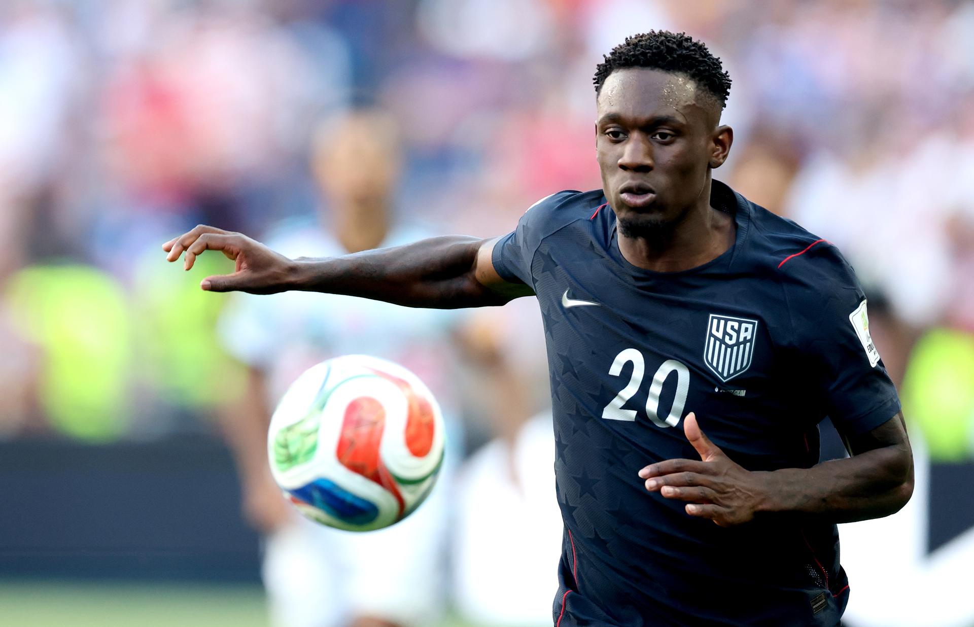 A pesar del escándalo en el Mundial donde su nombre aparece en el centro de las opiniones divididas, el delantero Folarin Balogun jugó 92 minutos del partido que eliminó a su país y mandó a Bélgica a los cuartos de final contra España, este viernes en Los Ángeles. EFE/EPA/CHRISTOPHER TORRES
