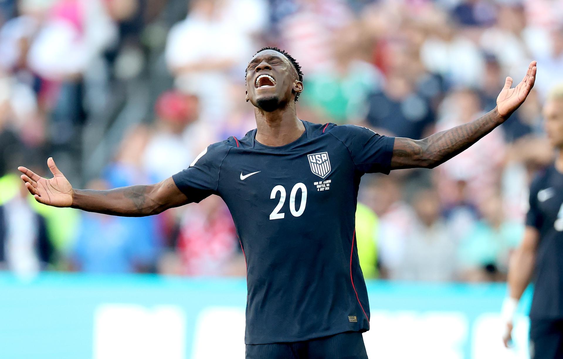 A pesar del escándalo en el Mundial donde su nombre aparece en el centro de las opiniones divididas, el delantero Folarin Balogun jugó 92 minutos del partido que eliminó a su país y mandó a Bélgica a los cuartos de final contra España, este viernes en Los Ángeles. EFE/EPA/CHRISTOPHER TORRES
