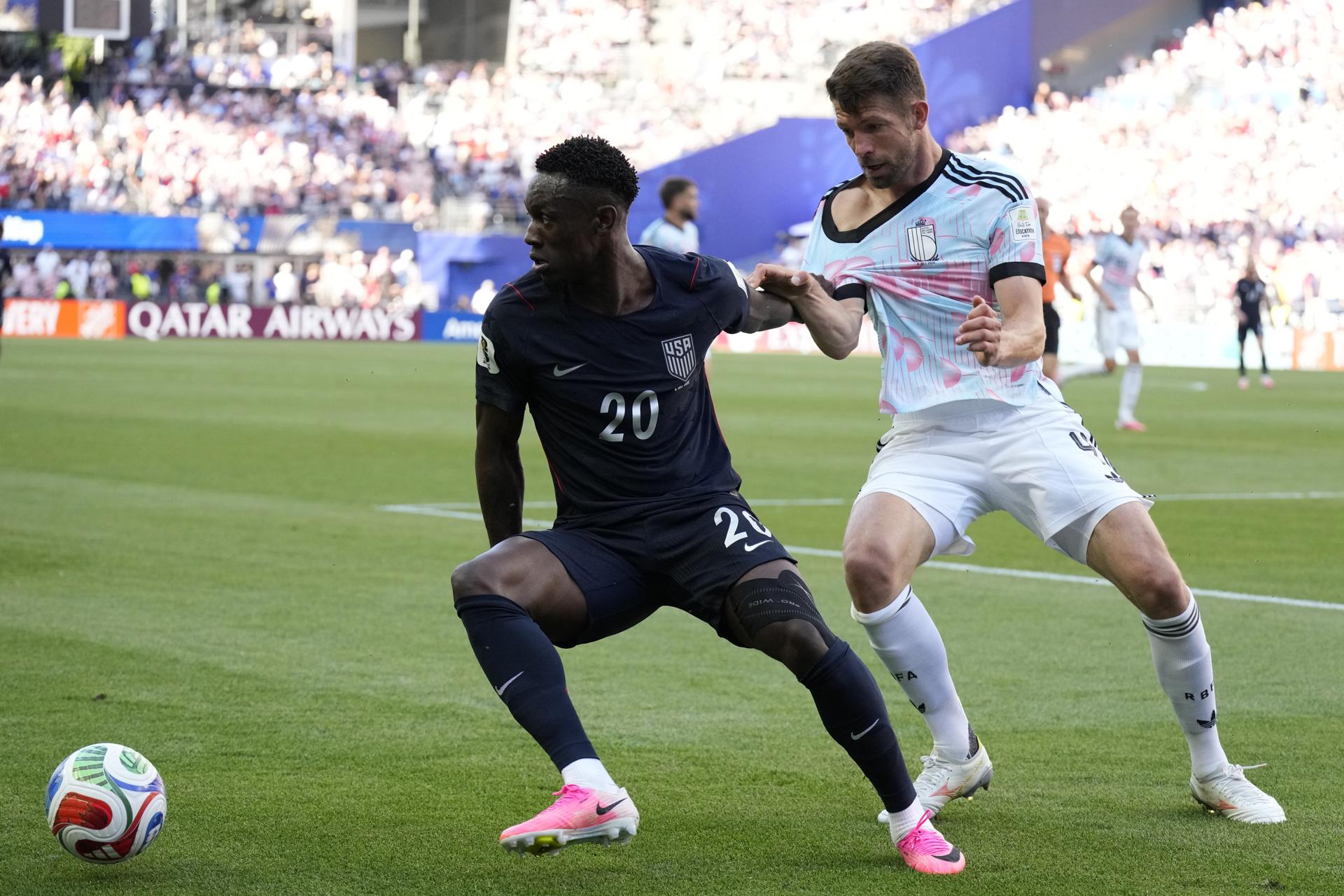 Folarin Balogun, de Estados Unidos, pudo jugar el partido frente a Bélgica gracias a un indulto de la FIFA, pero no trascendió y junto a su equipo dijo adiós al Mundial. EFE/EPA/STEPHEN BRASHEAR