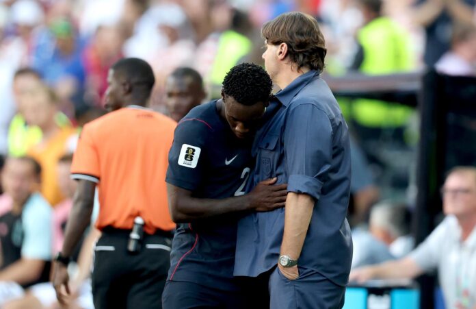 Folarin Balogun (i), de Estados Unidos, es sustituido en la segunda parte por su entrenador, Mauricio Pochettino (d), durante el partido de octavos de final del Mundial 2026 entre Estados Unidos y Bélgica en Seattle (EE.UU.). EFE/CHRISTOPHER TORRES
