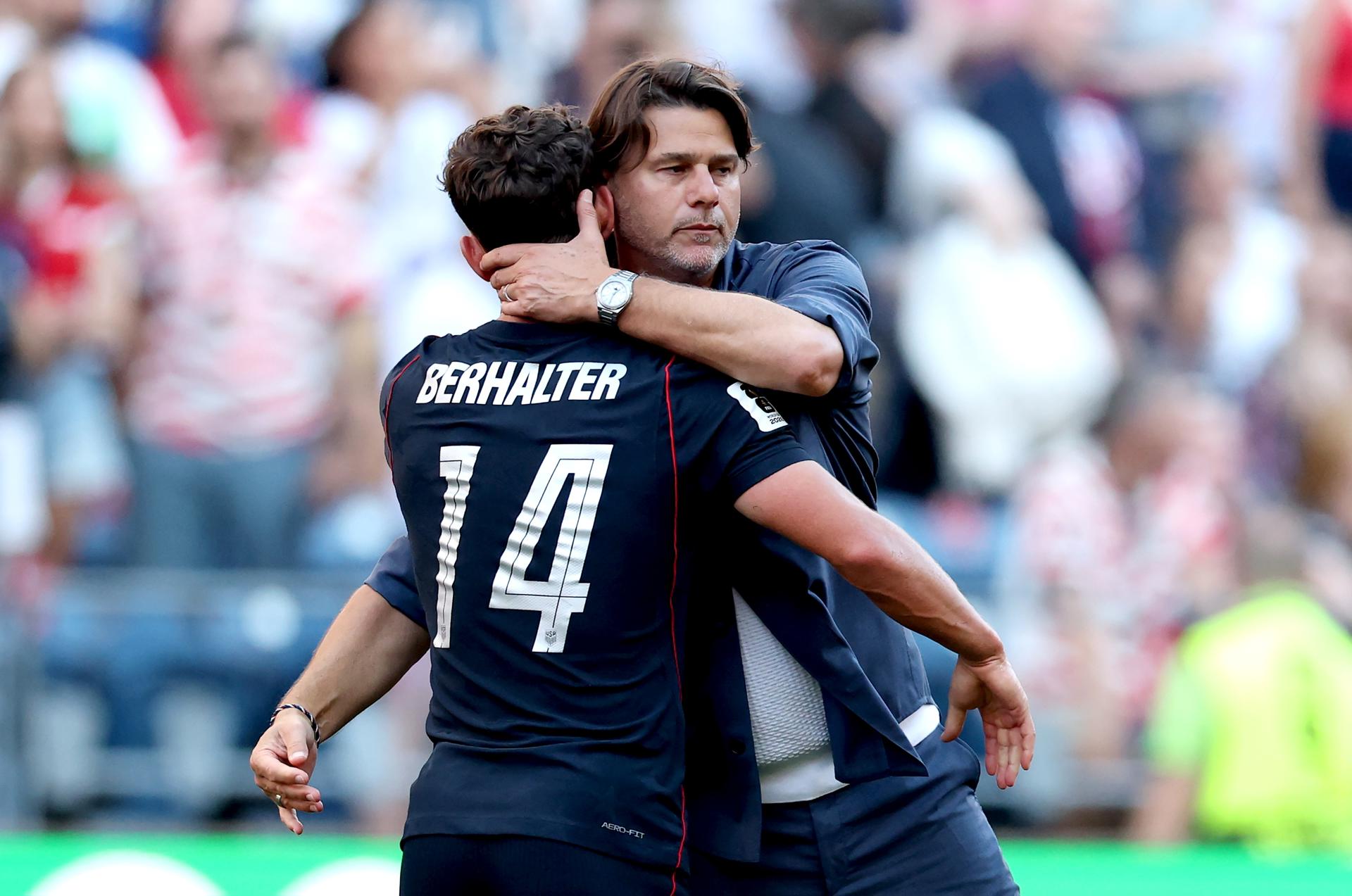 El entrenador de Estados Unidos, Mauricio Pochettino, abraza al jugador estadounidense Sebastian Berhalter tras el partido de octavos de final del Mundial 2026 entre Estados Unidos y Bélgica en Seattle (EE.UU.). EFE/CHRISTOPHER TORRES
