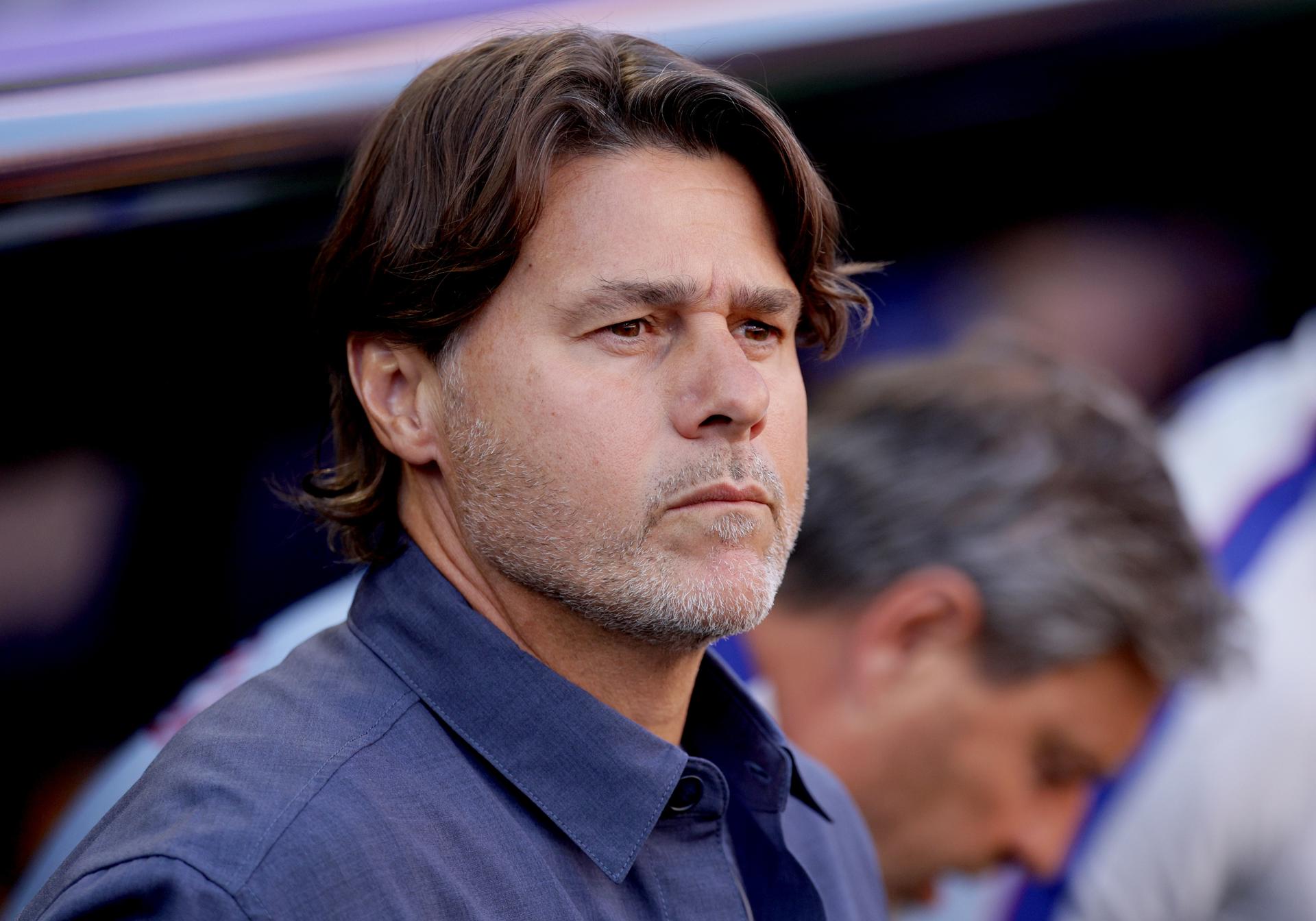 El seleccionador de Estados Unidos, Mauricio Pochettino, observa antes del partido de octavos de final del Mundial 2026 entre Estados Unidos y Bélgica en Seattle (EE.UU.). EFE/CHRISTOPHER TORRES
