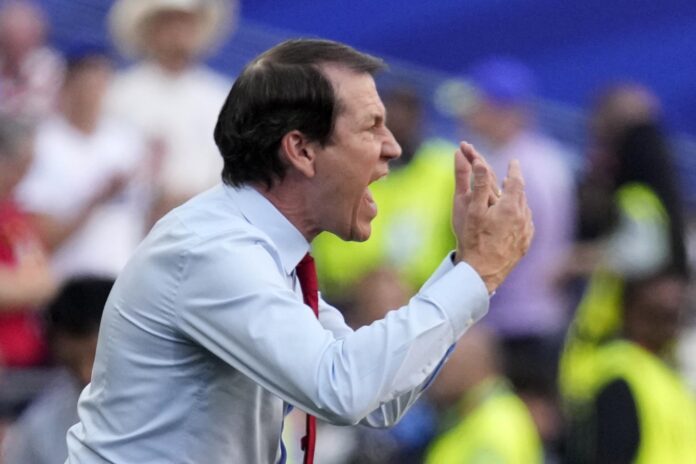 El entrenador de Bélgica, Rudi Garcia, gesticula durante el partido de octavos de final del Mundial 2026 entre Estados Unidos y Bélgica en Seattle, Washington (EE.UU.). EFE/STEPHEN BRASHEAR
