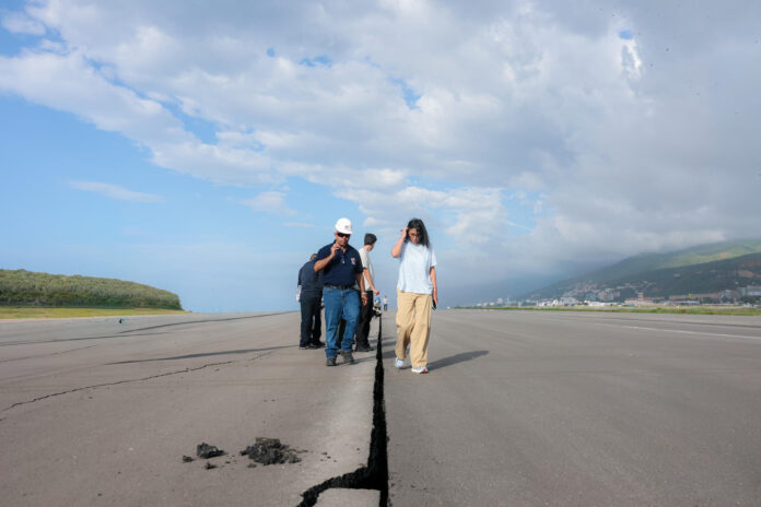 Fotografía cedida de la presidenta encargada de Venezuela, Delcy Rodríguez (d), inspeccionando los trabajos de recuperación del aeropuerto del Aeropuerto Internacional Simón Bolívar este 6 de julio de 2026. EFE/ Palacio de Miraflores
