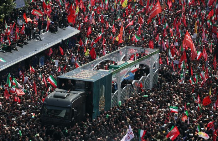 Imagen del acto de homenaje al fallecido líder iraní Alí Jameneí en Teherán este 6 de julio. EFE/EPA/ABEDIN TAHERKENAREH RESTRICTIONS: NO Access Israel Media/Persian Language TV Stations Outside Iran/Strictly No Access BBC Persian/VOA Persian/Manoto TV/Iran International TV. (As mandated by Iran's Directorate General for Foreign Media) --
