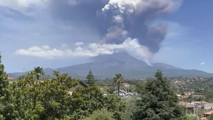 Imagen de archivo del volcan Etna, el mayor volcán activo de la placa europea y situado en la isla italiana de Sicilia (sur). EFE/ANSA
