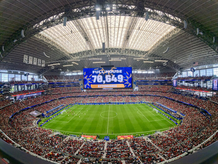 Aficionados asisten al partido de los octavos de final del Mundial de la FIFA 2026 entre Portugal y España en el estadio AT&T en Arlington (Estados Unidos). EFE/ Kenneth Fernández
