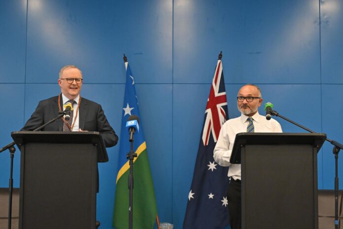 HONIARA (Islas Salomón), 07/07/2026.- El primer ministro australiano, Anthony Albanese (izquierda), y su par de las Islas Salomón, Matthew Wale (derecha), asisten a una conferencia de prensa en Honiara, Islas Salomón, el 7 de julio de 2026.
EFE/EPA/MICK TSIKAS AUSTRALIA AND NEW ZEALAND OUT

