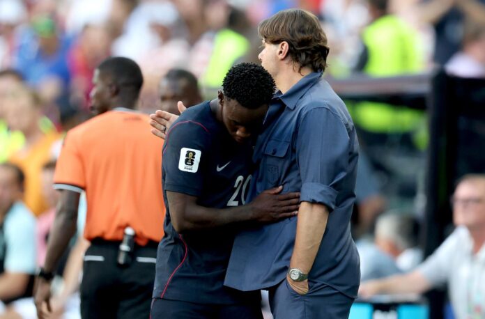 El internacional estadounidense Folarin Balogun (i) y su entrenador, el argentino Mauricio Pochettino (d), se abrazan durante el partido de octavos de final del Mundial de Estados Undios, México y Canadá, disputado este lunes contra Bélgica. EFE/CHRISTOPHER TORRES
