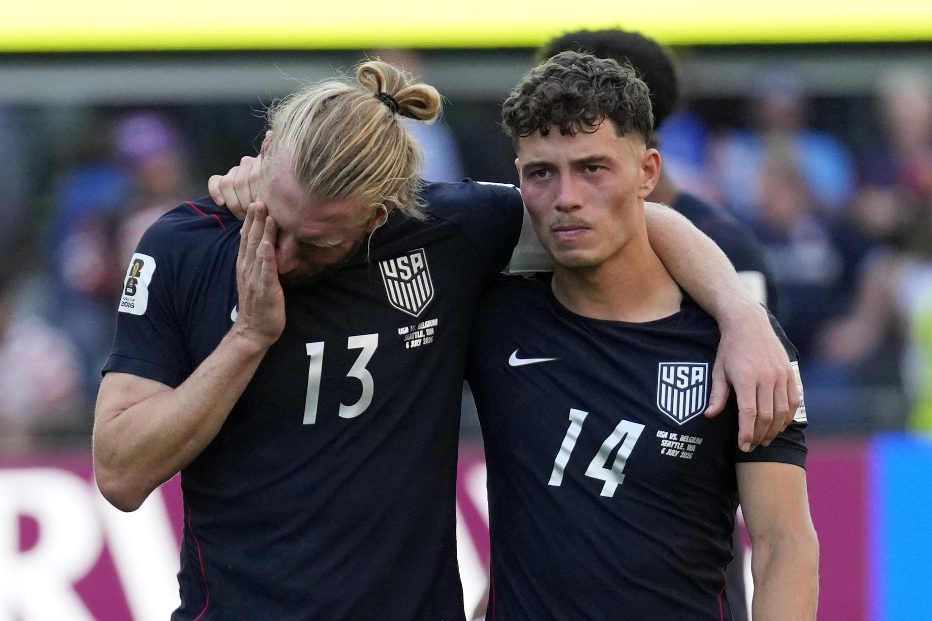 Los estadounidenses Tim Ream (i) y Sebastian Berhalter se consuelan entre sí después de perder contra Bélgica en el partido de octavos de final del Mundial de Estados Unidos, México y Canadá. EFE/STEPHEN BRASHEAR