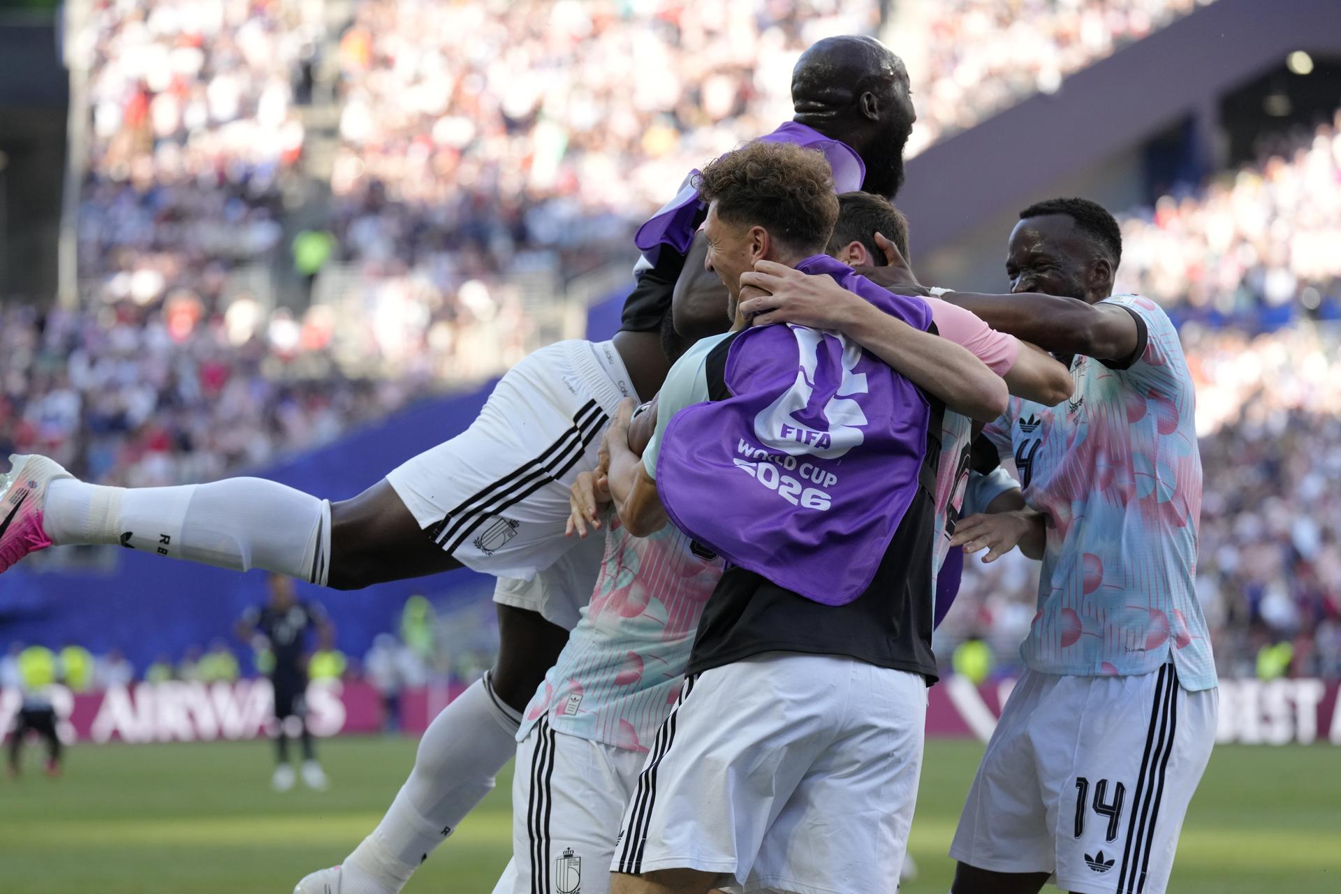 Jugadores de Bélgica celebran un gol este lunes, durante el partido de octavos de final del Mundial de la FIFA 2026 entre Estados Unidos y Bélgica en Seattle (EE.UU.) EFE/STEPHEN BRASHEAR