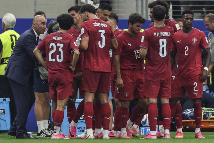 El entrenador de Portugal, el español Roberto Martínez, habla con sus jugadores en la segunda pausa de hidratación del encuentro de octavos de final en el que su equipo quedó eliminado con un gol de Mikel Merino, en Dallas, Texas. EFE/MIGUEL A. LOPES

