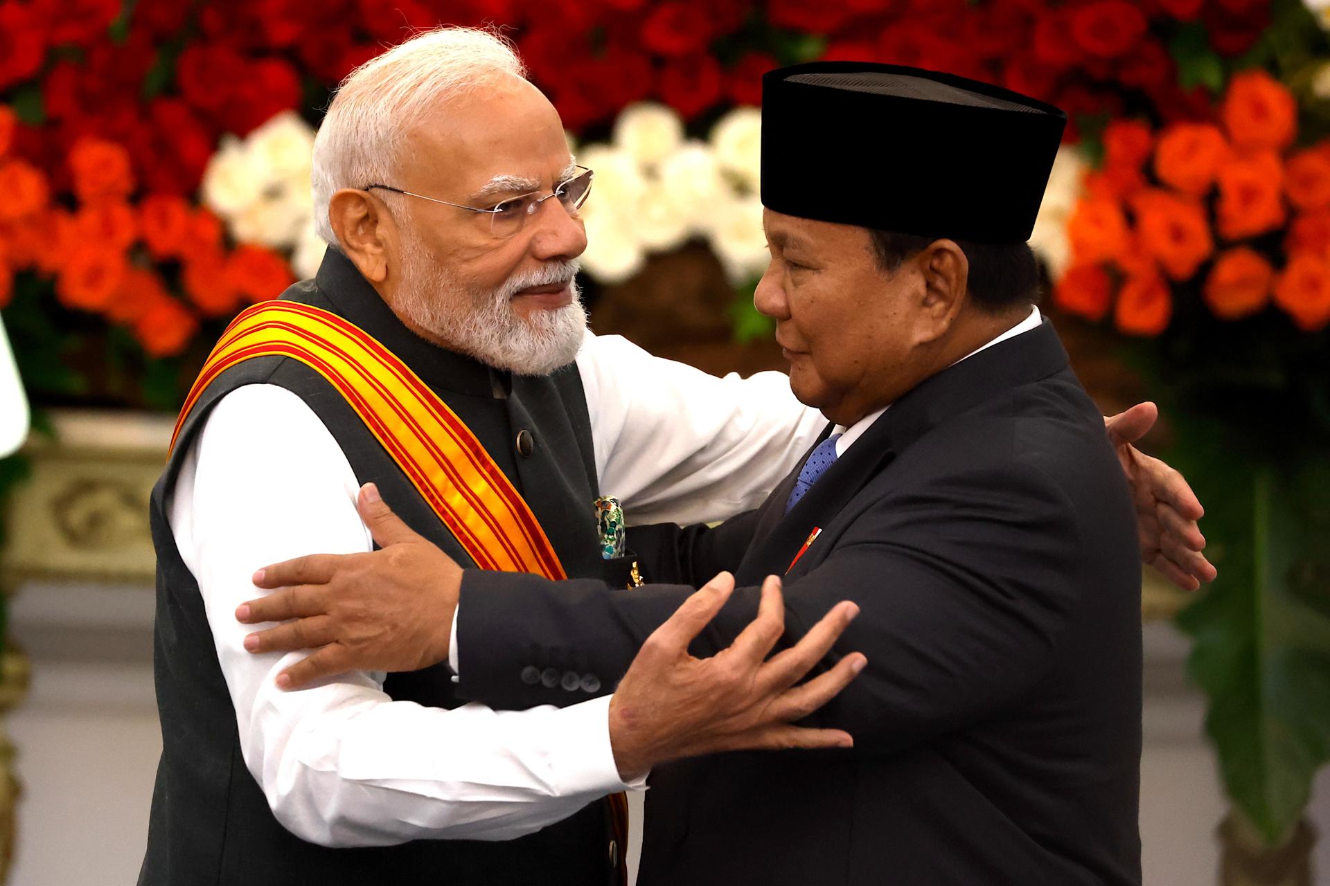 YAKARTA (Indonesia), 07/07/2026.- El primer ministro de la India, Narendra Modi (izquierda), saluda al presidente de Indonesia, Prabowo Subianto (derecha), tras una rueda de prensa conjunta celebrada después de su encuentro en el Palacio Merdeka de Yakarta, Indonesia, el 7 de julio de 2026. El primer ministro Modi se encuentra de visita en Indonesia para fortalecer la relación bilateral entre ambos países. EFE/EPA/MAST IRHAM
