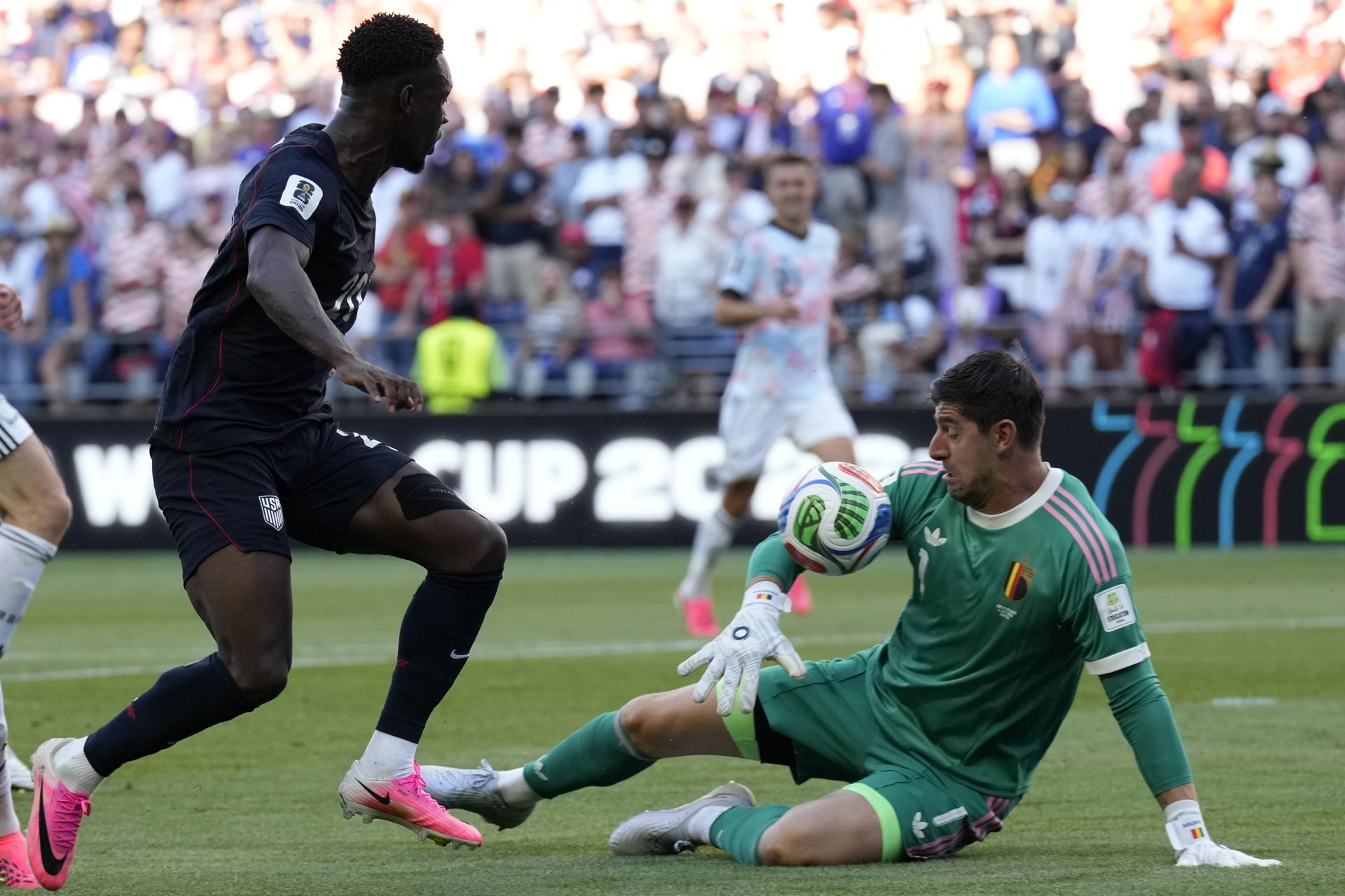 El estadounidense Folarin Balogun (i), en acción contra el belga Thibaut Courtois (d) durante el partido disputado este lunes, correspondiente a los octavos de final del Mundial 2026. EFE /STEPHEN BRASHEAR