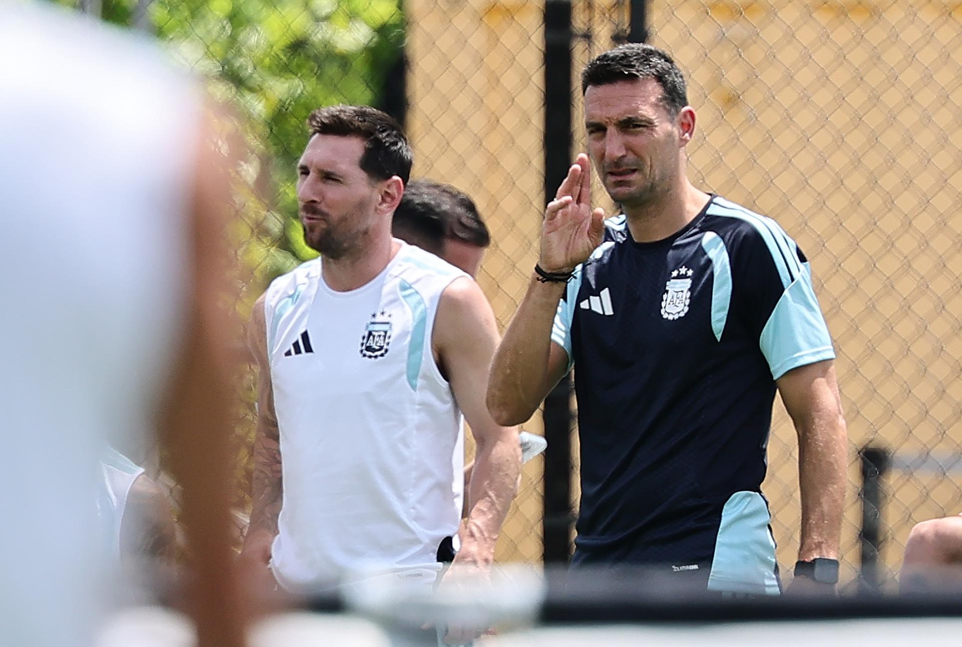 El capitán de la selección de Argentina, Lionel Messi (i), y el seleccionador, Lionel Scaloni (d), durante un entrenamiento este lunes en Kennesaw (Georgia), previo a su partido de octavos de final del Mundial 2026 contra Egipto. EFE/ RONALD WITTEK
