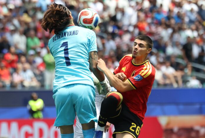 El belga Matías Fernández Pardo (d), durante un partido disputado el pasado 21 de junio en el Mundial de Estados Unidos, México y Canadá. EFE/CHRISTOPHER TORRES

