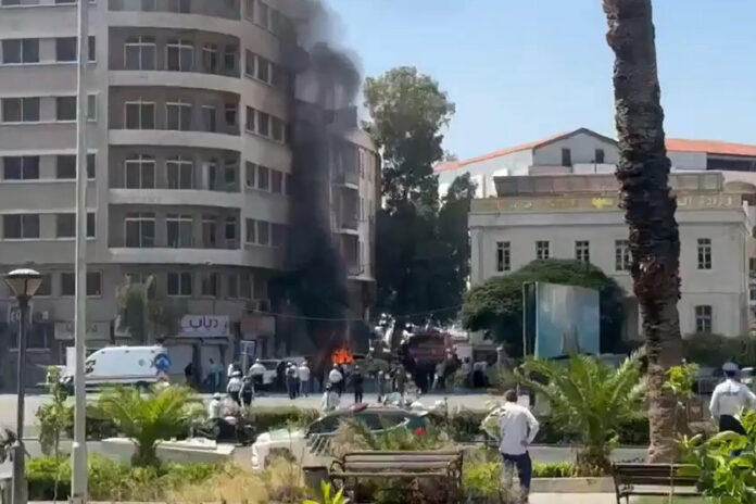 Al menos 18 personas, entre ellas cuatro agentes de policía, resultaron heridas este martes en dos explosiones registradas cerca del Ministerio de Turismo, en el centro de Damasco, coincidiendo con la visita oficial del presidente francés, Emmanuel Macron, a la capital siria.EFE/IRNA - SOLO USO EDITORIAL/SOLO DISPONIBLE PARA ILUSTRAR LA NOTICIA QUE ACOMPAÑA (CRÉDITO OBLIGATORIO) -
