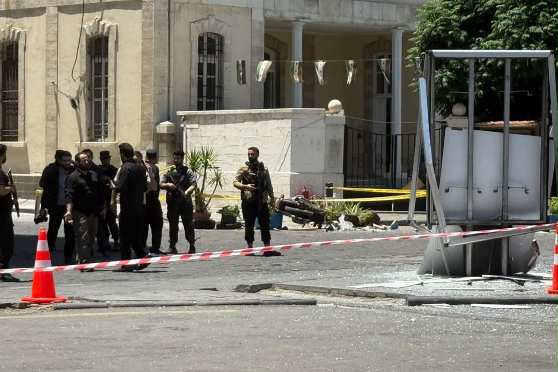 Resto de uno de los vehículos que ha explotado este martes en la ciudad de Damasco. Al menos 18 personas, entre ellas cuatro agentes de policía, resultaron heridas este martes en dos explosiones registradas cerca del Ministerio de Turismo, en el centro de Damasco, coincidiendo con la visita oficial del presidente francés, Emmanuel Macron, a la capital siria. EFE/Ghadi Baghdadi
