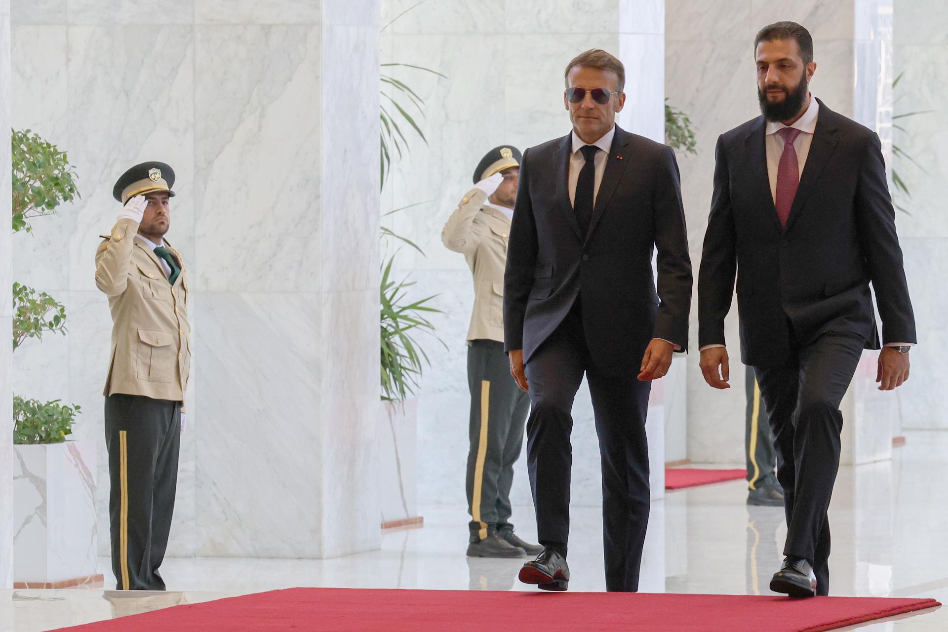 El presindente francés Emmanuel Macron y el presidente sirio Ahmad al Sharaa en el Palacio Presidencial en Damasco. EFE/EPA/MOHAMED AL RIFAI
