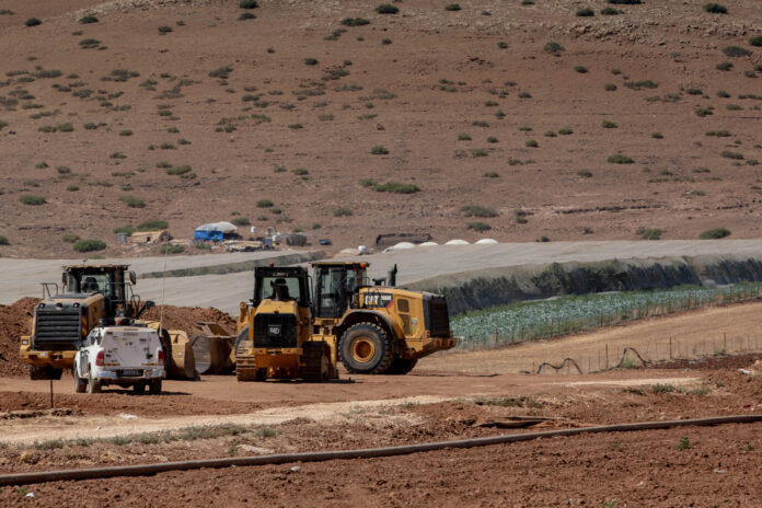 Israel construye una carretera, también en la aldea palestina de Atuf, que será para el uso exclusivo de los colonos de los asentamientos cercanos. EFE/ Patricia Martínez

