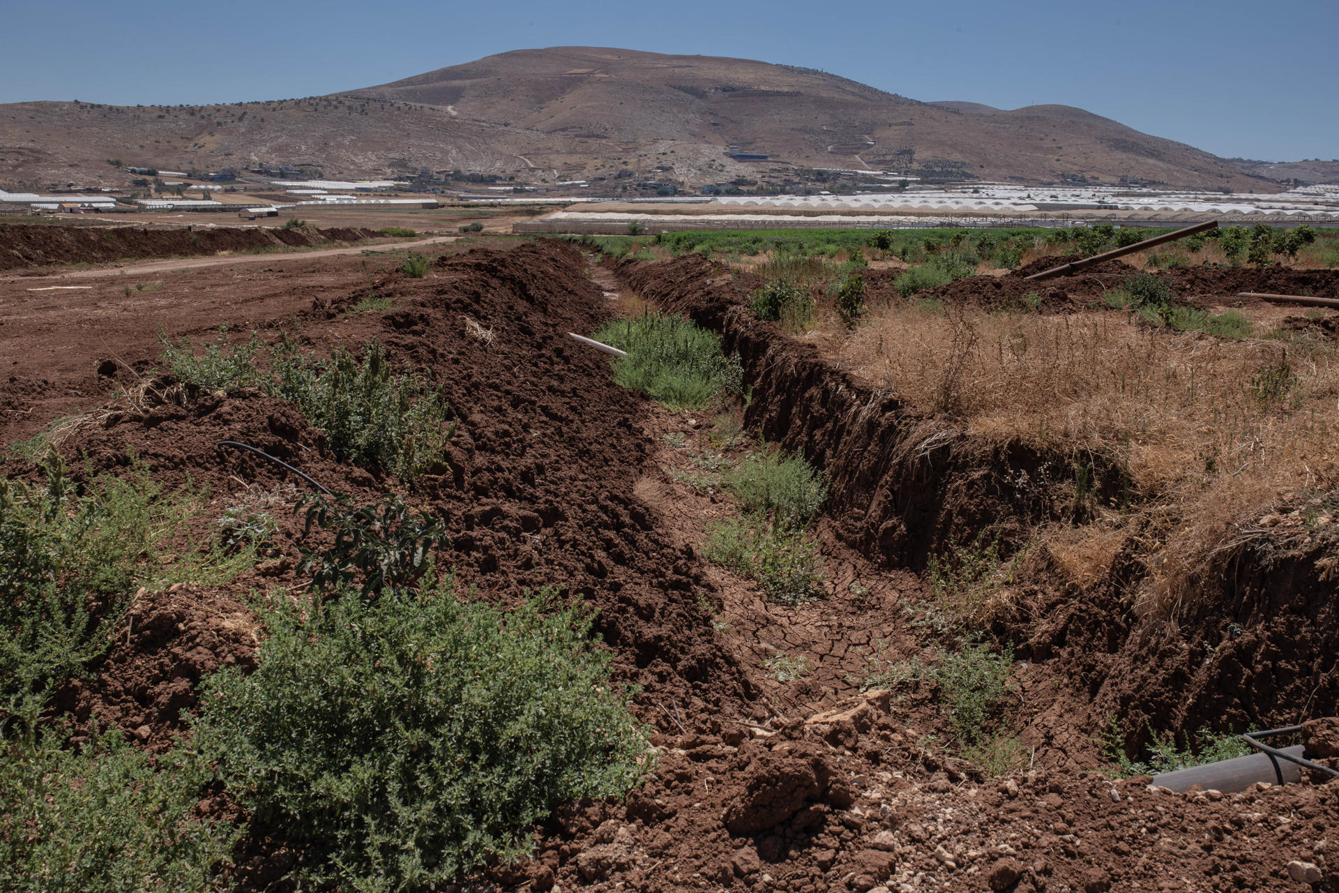 Fotografía que muestra la zanja que el Ejército israelí ya ha excavado los primeros 22 kilómetros de un nuevo muro que aislará el Valle del Jordán del resto de Cisjordania. EFE/ Patricia Martínez