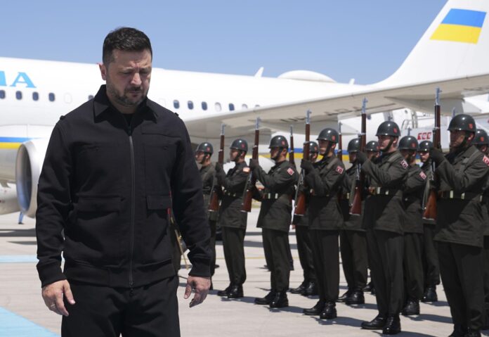 El presidente ucraniano, Volodímir Zelenski, llega al aeropuerto de Esenboğa antes de la cumbre de la OTAN de 2026 en Ankara, Turquía, el 7 de julio de 2026. EFE/EPA/Metin Aktaş / POOL
