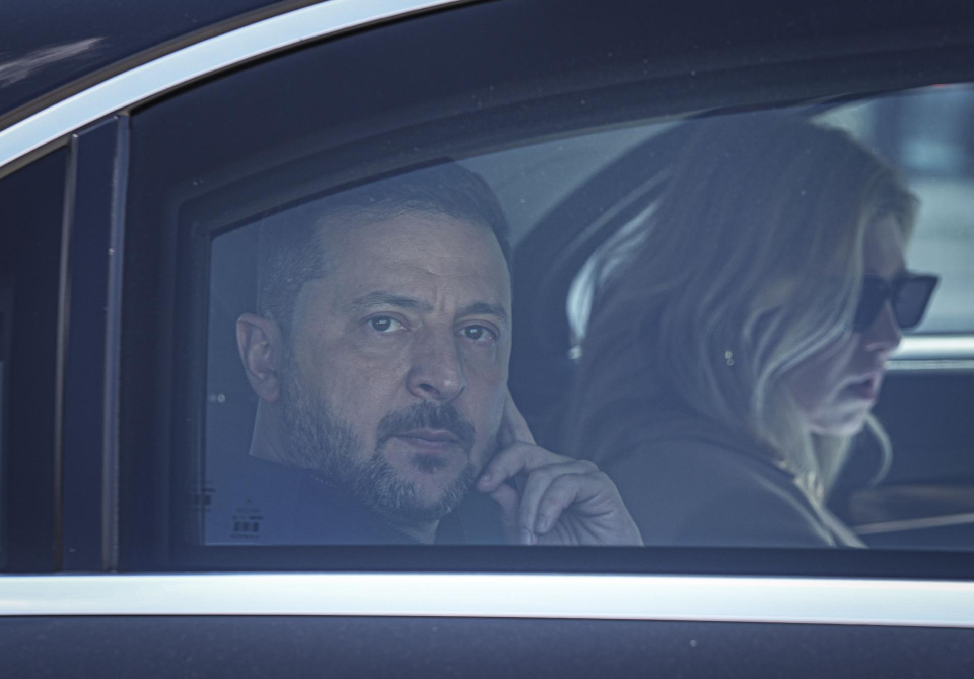 El presidente de Ucrania, Volodímir Zelenski, y su esposa, Olena Zelenska, llegan al aeropuerto de Esenboğa antes de la cumbre de la OTAN 2026 de Jefes de Estado y de Gobierno en Ankara, Turquía, el 7 de julio de 2026. EFE/EPA/Metin Aktaş / POOL

