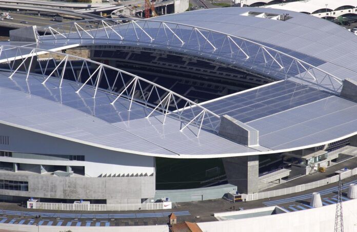 Fotografía de archivo del 12 de febrero de 2004, en la que puede verse una vista general del estadio Dragao de Oporto. EFE/UEFA EURO 2004, S.A.
