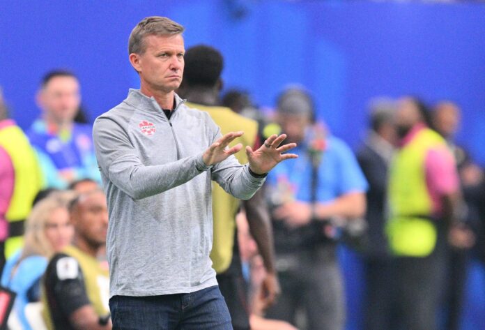 Fotografía del 4 de julio de 2026 en la que se observa al entrenador de Canadá, Jesse Marsch, durante el partido de octavos de final del Mundial 2026 entre Canadá y Marruecos en Houston (EE.UU.). EFE/SAM WASSON
