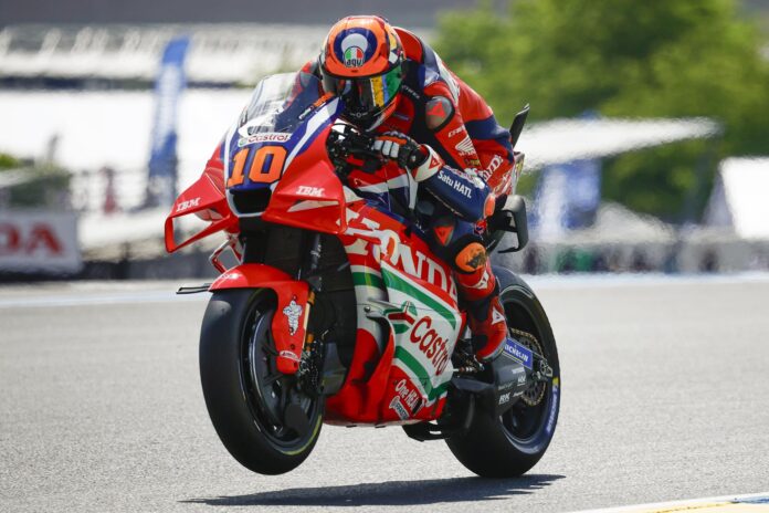 Fotografía del pasado 8 de mayo, en la que puede verse al piloto italiano Luca Marini, durante una prueba del Mundial de motociclismo. EFE/YOAN VALAT
