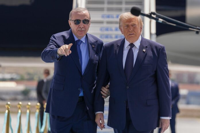 .- El presidente turco Recep Tayyip Erdogan (izquierda) da la bienvenida al presidente estadounidense Donald Trump, quien realiza una visita oficial al país antes de la Cumbre de la OTAN de 2026 en Ankara, Turquía, el 07 de julio de 2026. La cumbre tendrá lugar los días 07 y 08 de julio, con el enfoque en fortalecer la producción industrial de defensa y asegurar la ayuda militar a largo plazo para Ucrania. (Turquía, Ucrania) EFE/EPA/OSMANCAN GURDOGAN / POOL

