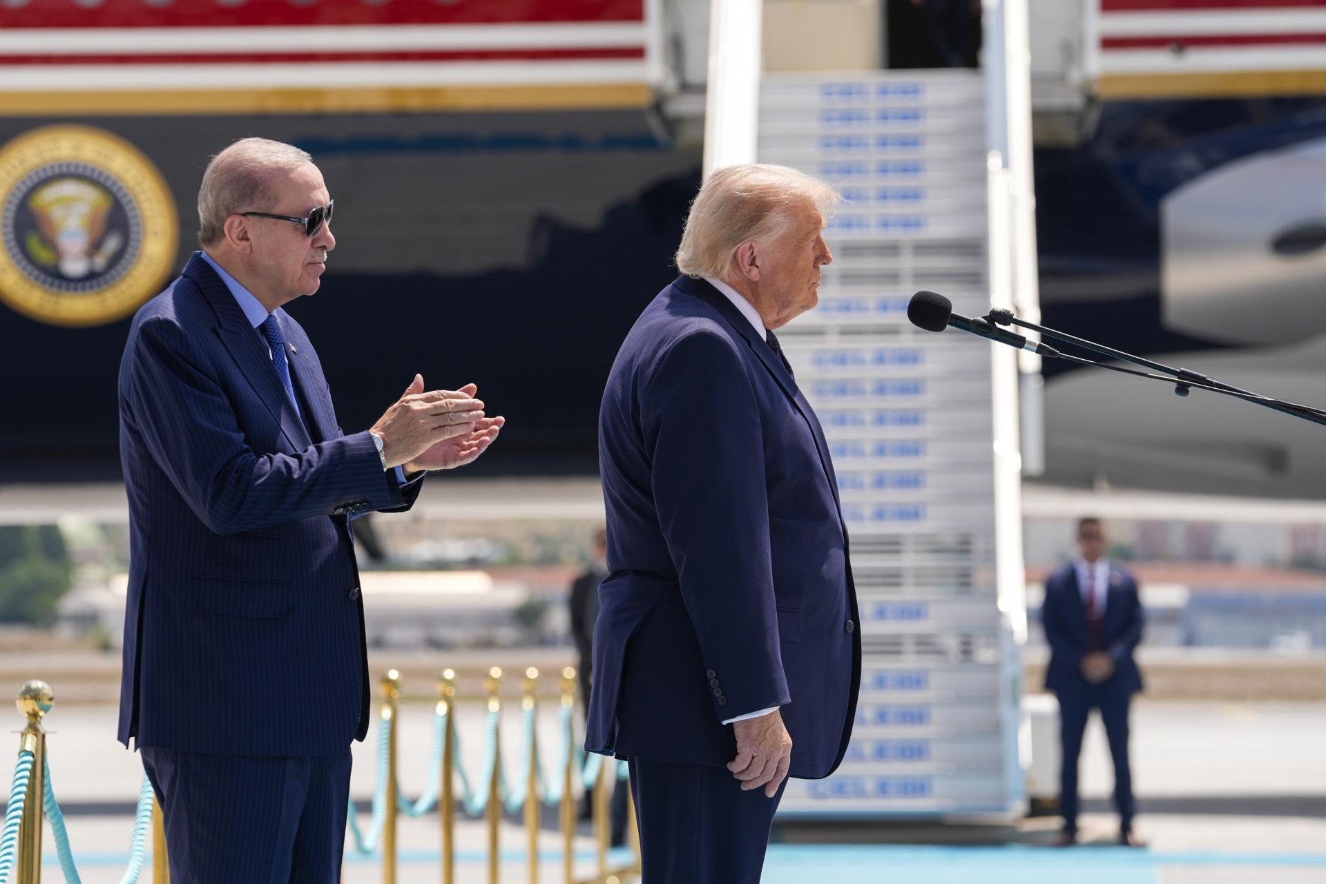 El presidente turco Recep Tayyip Erdogan (izquierda) recibe al presidente estadounidense Donald Trump, quien realiza una visita oficial al país antes de la Cumbre de la OTAN de 2026 en Ankara, Turquía, el 7 de julio de 2026. La cumbre tendrá lugar los días 7 y 8 de julio, enfocándose en fortalecer la producción industrial de defensa y asegurar ayuda militar a largo plazo para Ucrania. (Turquía, Ucrania) EFE/EPA/OSMANCAN GURDOGAN / POOL