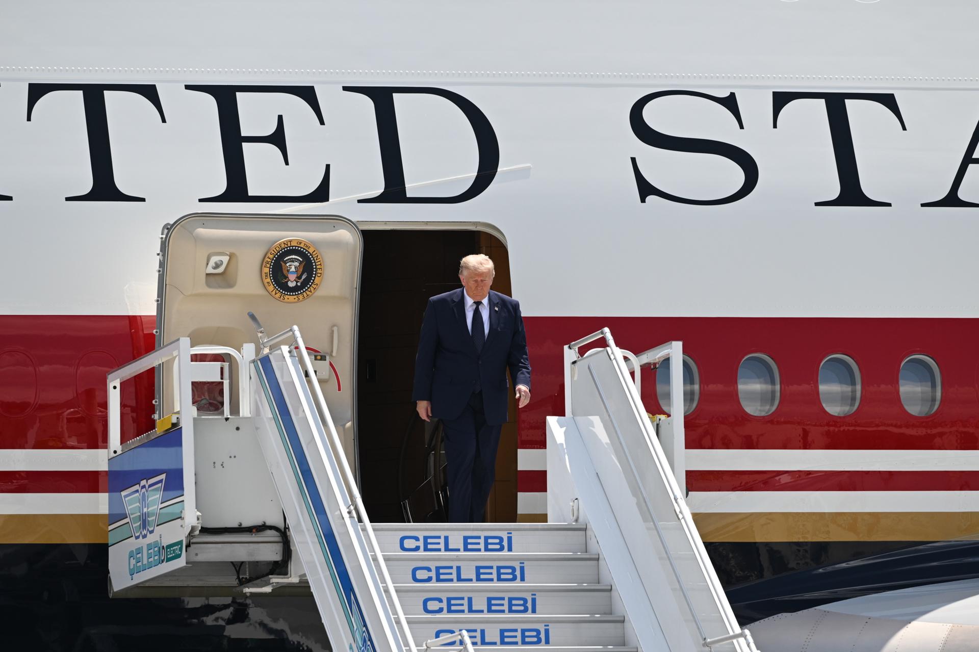 El presidente de EE.UU., Donald Trump, llega al aeropuerto de Esenboğa antes de la Cumbre de la OTAN de Jefes de Estado y de Gobierno 2026 en Ankara, Turquía, el 07 de julio de 2026. La cumbre se celebrará los días 07 y 08 de julio y se centrará en fortalecer la producción industrial de defensa y asegurar la ayuda militar a largo plazo para Ucrania. (Turquía, Ucrania) EFE/EPA/ABDULLAH GUCLU / POOL