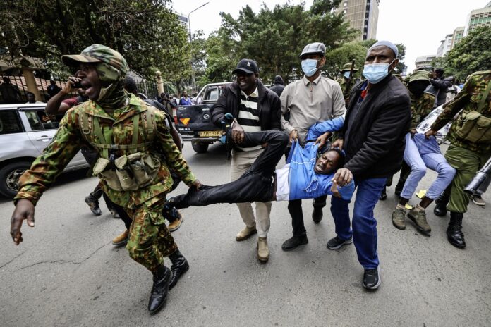 Activistas kenianos de derechos humanos son detenidos por policías vestidos de civil durante protestas antigubernamentales planificadas el Día de Saba Saba (o Siete-Siete en suajili) en Nairobi, Kenia, 07 de julio de 2026. El Distrito Central de Negocios de Nairobi permaneció inusualmente menos concurrido, ya que la mayoría de los dueños de negocios cerraron sus establecimientos, temiendo las protestas mientras la policía patrullaba las calles. El Día de Saba Saba conmemora las protestas y la represión gubernamental contra el movimiento por la democracia multipartidista en Kenia en la década de 1990. (Protestas, Kenia) EFE/EPA/DANIEL IRUNGU
