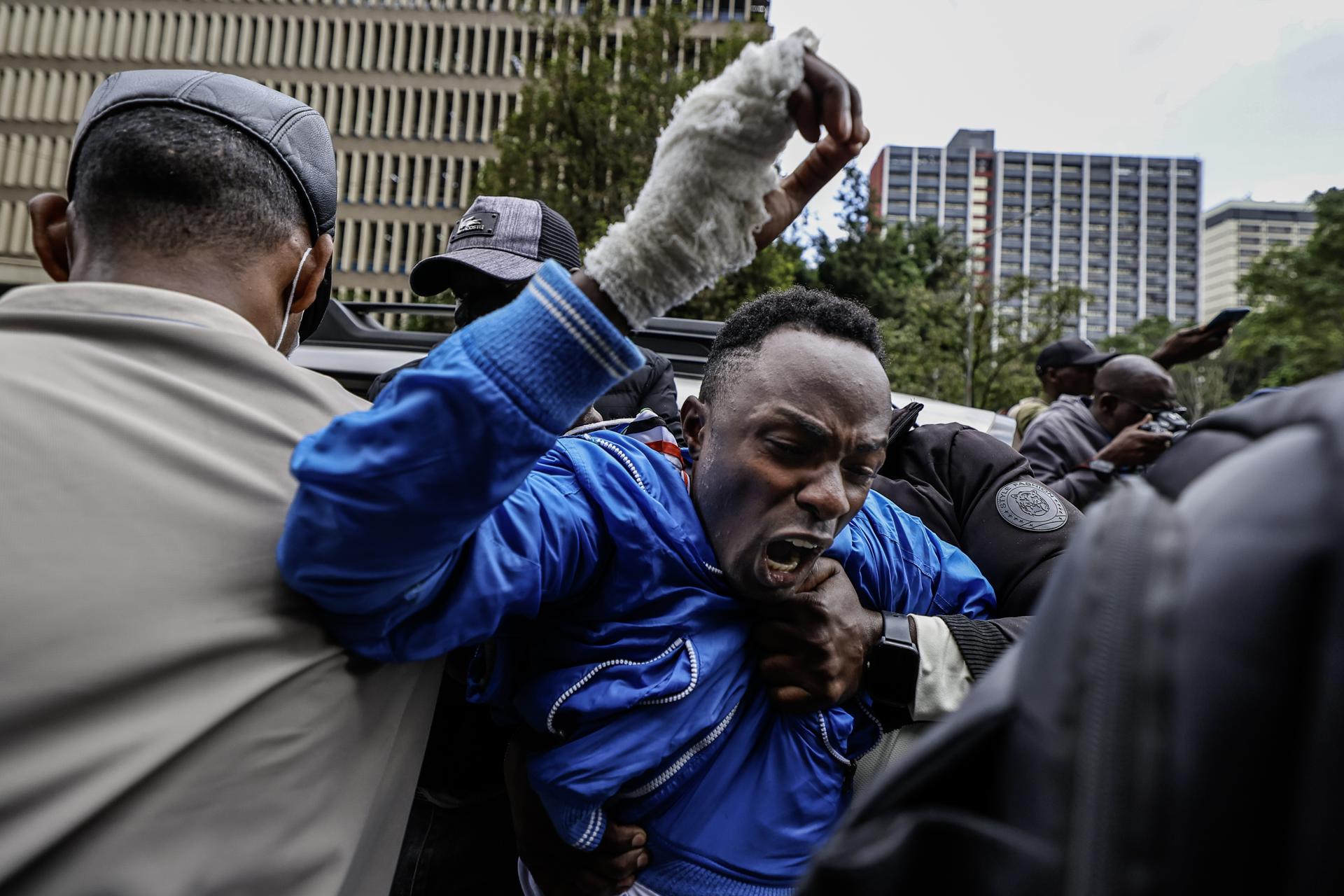 Un activista keniano de derechos humanos es arrestado por policías de civil durante las protestas antiautoritarias planeadas el día de Saba Saba (o Siete-Siete en suajili) en Nairobi, Kenia, el 7 de julio de 2026. El distrito central de negocios de Nairobi permaneció inusualmente poco concurrido ya que la mayoría de los dueños de negocios cerraron sus establecimientos por temor a las protestas mientras la policía patrullaba las calles. El Día de Saba Saba conmemora las protestas y la represión gubernamental contra el movimiento por la democracia multipartidista en Kenia en la década de 1990. (Protestas, Kenia) EFE/EPA/DANIEL IRUNGU