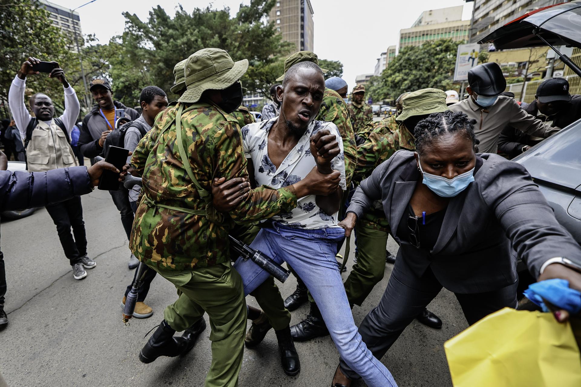 - Un activista keniano de derechos humanos es detenido por agentes de policía durante las protestas ant政府 previstas el día de Saba Saba (o Siete-Siete en suajili) en Nairobi, Kenia, el 7 de julio de 2026. El distrito financiero central de Nairobi permaneció inusualmente poco concurrido, ya que la mayoría de los dueños de negocios cerraron sus establecimientos por temor a las protestas mientras la policía patrullaba las calles. El Día de Saba Saba conmemora las protestas y la represión gubernamental contra el movimiento por la democracia multipartidista en Kenia en la década de 1990. (Protestas, Kenia) EFE/EPA/DANIEL IRUNGU