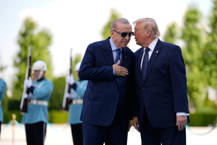 El presidente turco Recep Tayyip Erdogan da la bienvenida (L) al presidente estadounidense Donald Trump (R) a su llegada al Palacio Presidencial de Bestepe durante una ceremonia oficial de bienvenida antes de la Cumbre de Jefes de Estado y de Gobierno de la OTAN 2026 en Ankara, Turquía, 07 de julio de 2026. La cumbre tendrá lugar los días 07 y 08 de julio, centrada en fortalecer la producción industrial de defensa y asegurar la ayuda militar a largo plazo para Ucrania. (Turquía, Ucrania) EFE/EPA/EMRAH GUREL / POOL POOL PHOTO
