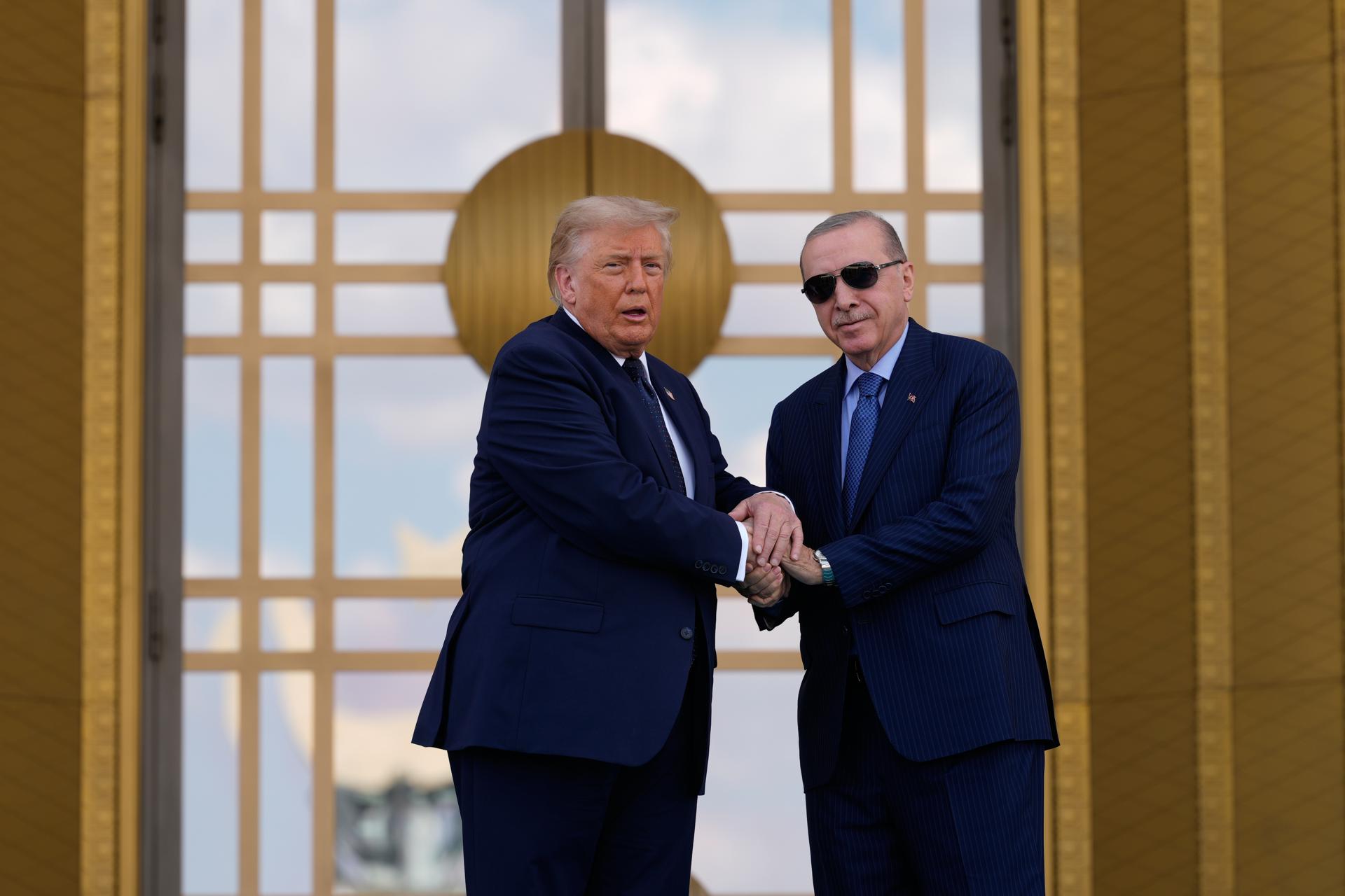 El presidente de EE.UU., Donald Trump (L), saluda de mano con el presidente de Turquía, Recep Tayyip Erdogan (R), a su llegada al Palacio Presidencial de Bestepe durante una ceremonia de bienvenida formal antes de la Cumbre de la OTAN de Jefes de Estado y de Gobierno 2026 en Ankara, Turquía, el 07 de julio de 2026. La cumbre se llevará a cabo los días 07 y 08 de julio, centrando la atención en fortalecer la producción industrial de defensa y asegurar la ayuda militar a largo plazo para Ucrania. (Turquía, Ucrania) EFE/EPA/EMRAH GUREL / POOL
