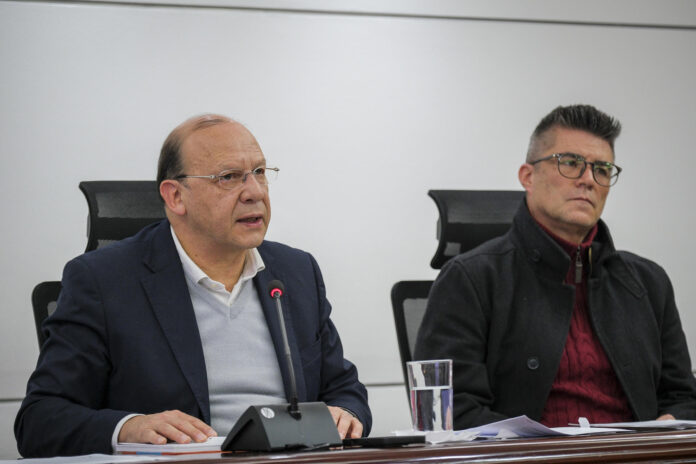 Fotografía cedida por la Presidencia de Colombia que muestra al ministro de Hacienda y coordinador del equipo de transición del Gobierno saliente, Germán Ávila (i), hablando durante una declaración televisada a este martes, en Bogotá (Colombia). EFE/ Presidencia de Colombia
