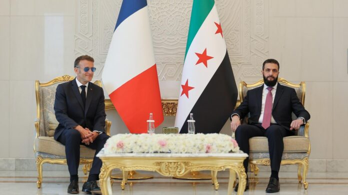 Foto facilitada por la Presidencia siria que muestra al presidente sirio Ahmad al-Sharaa (dcha.) reunido con el presidente francés, Emmanuel Macron (izqda.), en el Palacio del Pueblo, en Damasco (Siria), el 7 de julio de 2026. (Francia, Siria, Damasco) EFE/EPA/SYRIAN PRESIDENCY / HANDOUT USO EDITORIAL EXCLUSIVO/SIN VENTAS
