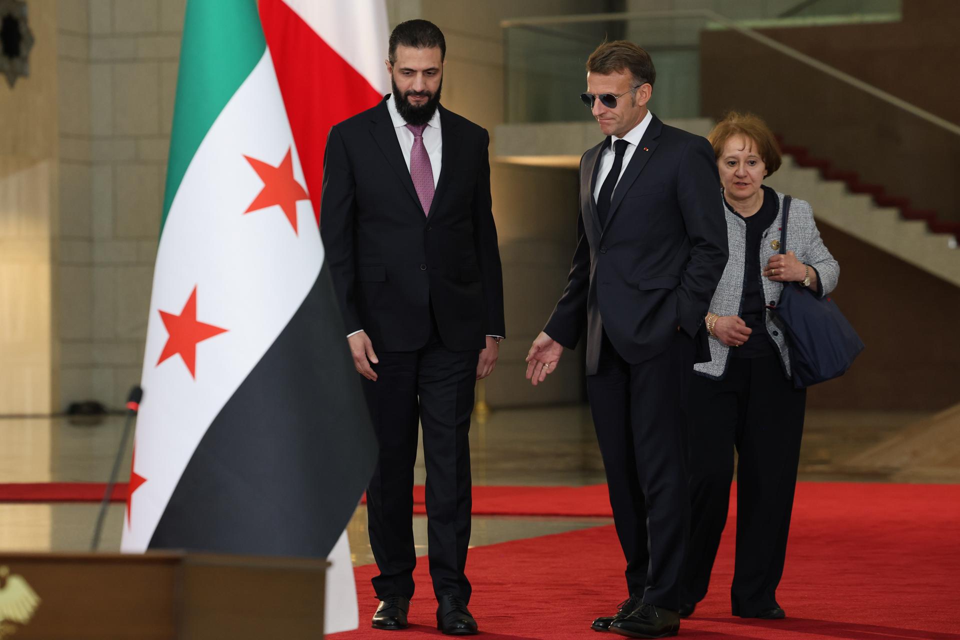 El presidente francés Emmanuel Macron (derecha) y el presidente sirio Ahmad al-Sharaa (izquierda) se preparan para ofrecer una rueda de prensa conjunta en el Palacio Presidencial de Damasco, Siria, el 7 de julio de 2026. El presidente francés es el primer jefe de Estado de un país de la Unión Europea en visitar Siria desde la caída del régimen de Assad. (Francia, Siria, Damasco) EFE/EPA/MOHAMMED AL RIFAI
