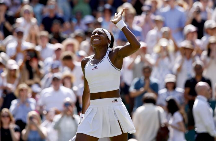 La estadounidense Coco Gauff celebra su victoria ante su compatriota Jessica Pegula en Londres, Reino Unido. EFE/EPA/TOLGA AKMEN
