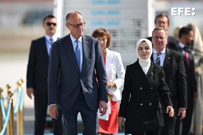 El canciller alemán Friedrich Merz (izquierda), su esposa Charlotte Merz (centro) y el ministro alemán de Defensa Boris Pistorius (derecha) son recibidos por la ministra turca de Familia y Servicios Sociales, Mahinur Ozdemir Goktas, a su llegada al aeropuerto de Esenboga antes de la cumbre de la OTAN de 2026 en Ankara, Turquía, el 7 de julio de 2026. La cumbre se celebra los días 7 y 8 de julio y se centra en fortalecer la producción industrial de defensa y asegurar la ayuda militar a largo plazo para Ucrania. (Turquía, Ucrania) EFE/EPA/MUHAMMED ABDULLAH KURTAR / POOL
