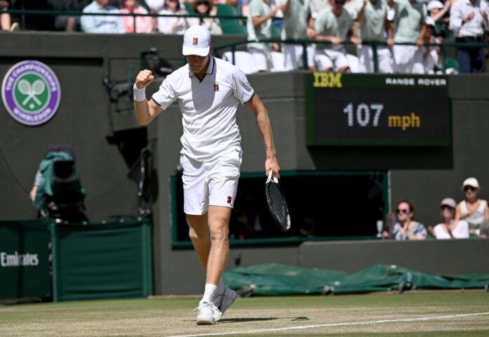 El italiano Jannik Sinner celebra un punto en cuartos del torneo de Wimbledon que ganó el pasado año. EFE/EPA/DANIEL HAMBURY
