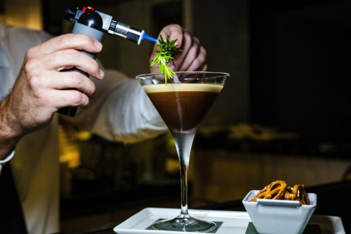 En Estados Unidos solo el 54 % de los adultos afirmó consumir alcohol en 2025, la proporción más baja desde que la firma comenzó a medir este hábito en 1939, de acuerdo con la encuestadora Gallup. EFE/ Riverside Luxury Cruises
