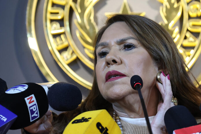 La senadora paraguaya Celeste Amarilla habla durante una rueda de prensa este martes, en Asunción (Paraguay). Amarilla se pronunció en X en contra del delantero de la selección francesa, que el sábado venció 1-0 a la Albirroja tras un cobro de penal cobrado precisamente por Mbappé. EFE/ Juan Pablo Pino
