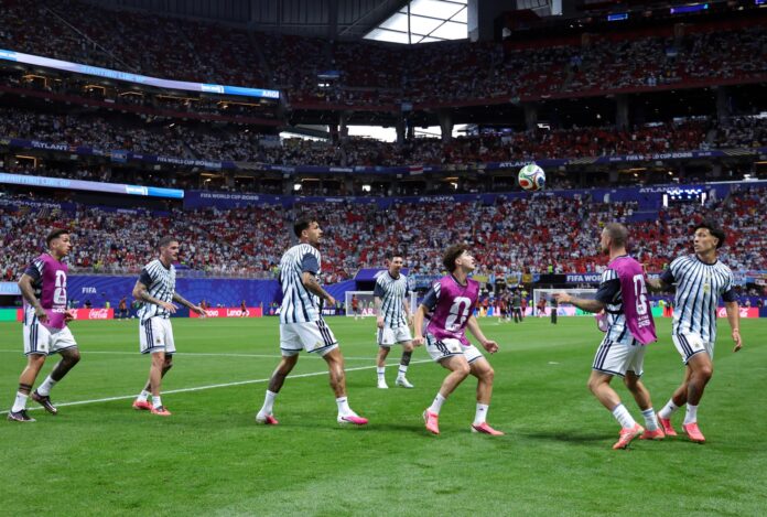El delantero argentino Lionel Messi en el calentamiento previo al partido de octavos de final en Atlanta, USA. EFE/EPA/CRISTOBAL HERRERA-ULASHKEVICH
