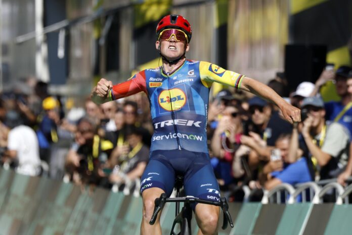 El danés Mads Pedersen celebra la victoria en la cuarta etapa con final en Foix. EFE/EPA/YOAN VALAT
