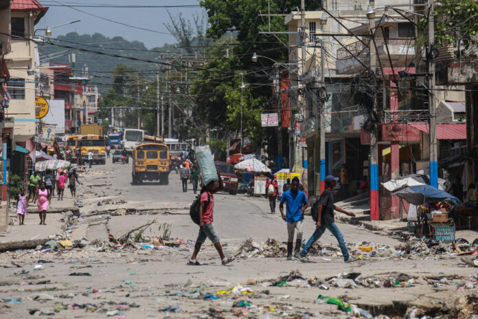 Personas caminan por una calle este lunes, en Puerto Príncipe (Haití). EFE/ Mentor David Lorens
